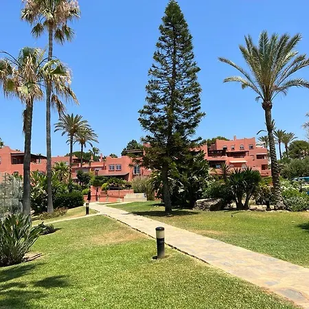Bajo Con Jardin En 1ª Linea Costabella Marbella
