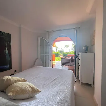 Bajo Con Jardin En 1ª Linea Costabella Marbella
